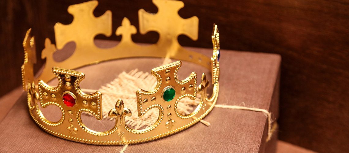 Corana del Rey y un regalo - Imagen tomada de Pixabay